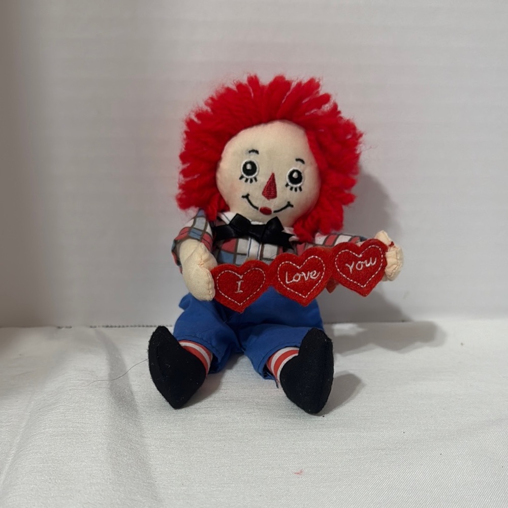 Raggedy Andy holding "I Love You" garland banner Dolls Valentine 2006 Beanbags